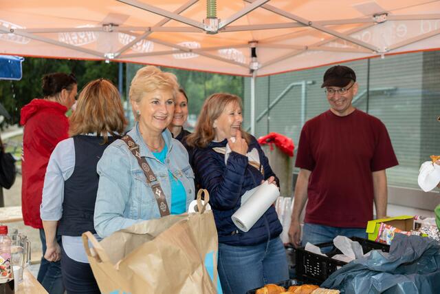 Das schlechte Wetter hat den Döblingerinnen und Döblinger nicht die Stimmung verdorben. Sie feierten am Nachbarschaftstag ihr Grätzl.  | Foto: René Brunhölzl