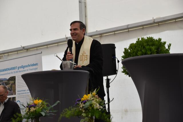 Pater Raphael Peterle segnet das Rückhaltebecken. | Foto: Preineder