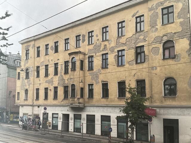 So sah das 130-jährige Gründerzeithaus vor seinem Umbau aus. Vom historischen Charme ist nicht mehr viel übrig.  | Foto: Trimmel Wall Architekten ZTGmbH_Bestand Fassade