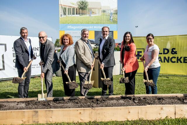 Spatenstich mit Gruppenleiter Andreas Huber von der Baufirma Held & Francke, Architekt Johann Schandl, Vizebürgermeisterin Monika Teubenbacher-Schriefl, Gemeindevorstand und Bauausschuss-Vorsitzendem Norbert Rauhofer, Soziallandesrat Leonhard Schneemann, Landeshauptmann-Stellvertreterin Astrid Eisenkopf und SOWO-Geschäftsführerin Melanie Piskernik.