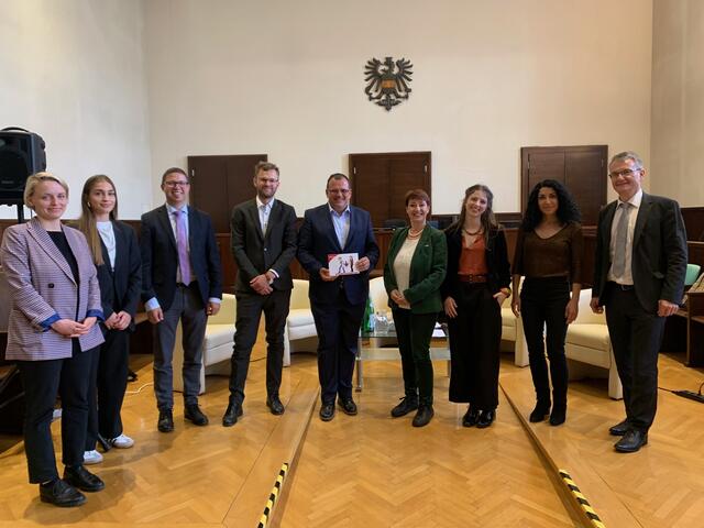 v.li.n.re.: Mag.a  Johanna   Maier,   LL.M.,   Mag.a  Sophia   Zima,   Vizepräsident   des   LG   Krems   Mag. Ferdinand Schuster, Univ.-Ass. Mag. Andreas Sauermoser, Präsident des LG für Strafsachen Wien Mag. Friedrich Forsthuber, Rechtsanwältin Mag. Sonja Fragner (Anwaltsclub Krems-Waldviertel) und Mag.a Lisa Mosberger, Mag.a Shoura Zehetner-Hashemi und  Präsident LG Krems Dr. Richard Simsalik | Foto: LG Krems