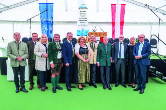 Peter Untersperger, Vorstandsvorsitzender der Salinen Austria AG, Kurt Thomanek, Vorstand für Bergbau und Tourismus, die EU-Abgeordneten Angelika Wizig und Hannes Heide, Landeshauptmann Thomas Stelzer, Ariane Herzog, Vorständin für Produktion und Technik, EU-Kommissar Johannes Hahn, Hannes Androsch, Politologe Herfried Münkler, die estnische Botschafterin Merle Pajula und Othmar Karas, erster Vizepräsident des Europäischen Parlaments (v.l.).

 | Foto: Dieter Hawlan