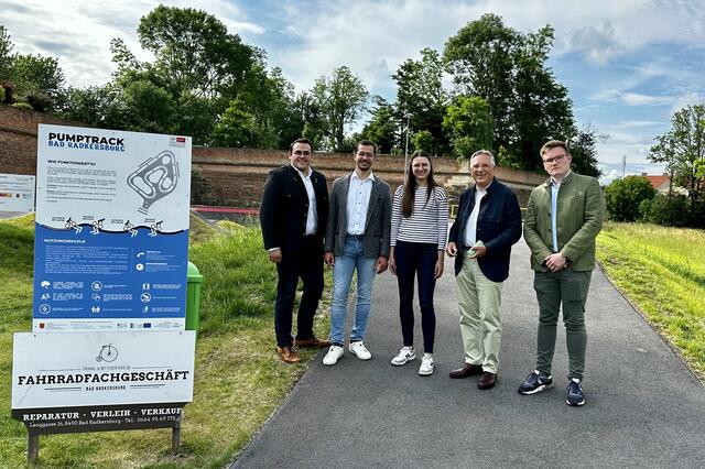 Am Pumptrack in Bad Radkersburg: Richard Schmid, Viktor Gugganig, Antonia Herunter, Bürgermeister Karl Lautner und Alexander Schauperl (v.l.) | Foto: JVP