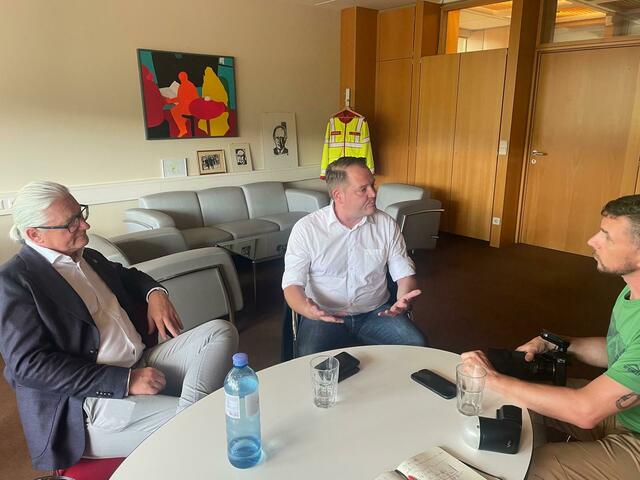 Bgm. Christian Samwald und Stadtvize Peter Spicker im Interview mit BezirksBlätter-Redakteur Thomas Santrucek. | Foto: Hannes Keinrath