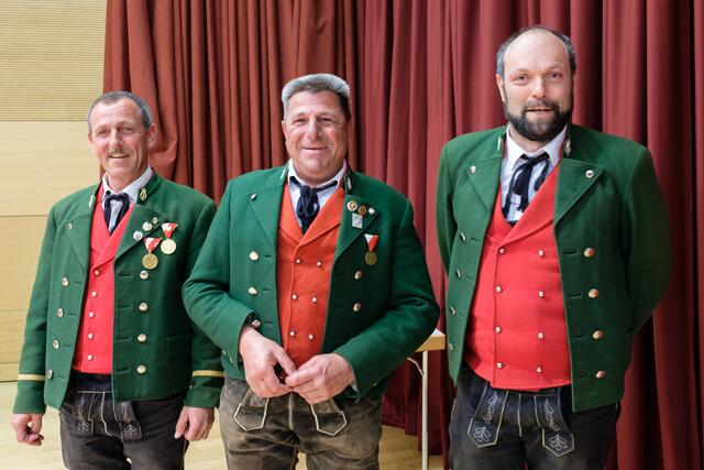 Werner Siegele (mi.) wurde für 20-jährige Tätigkeit als Fähnrich geehrt. Kapellmeister Reinhard Siegele (li.) und Obmann Jürgen Zangerl (re.) gratulierten. | Foto: Leo Jörg