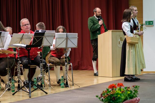 Obmann Jürgen Zangerl durfte das zahlreiche erschienene Publikum begrüßen. | Foto: Leo Jörg