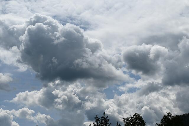 Erste Wolken türmen sich auf