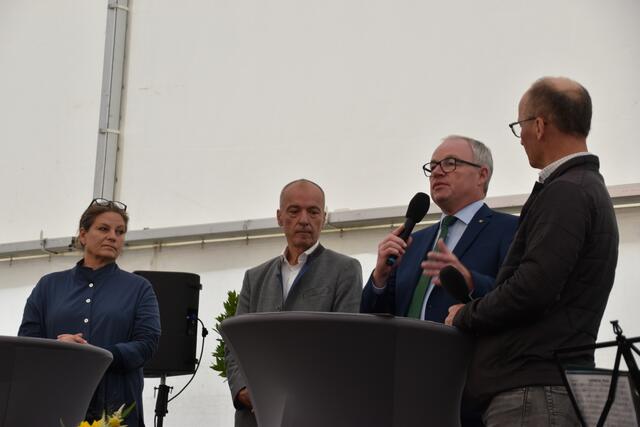 Sektionschefin Monika Mörth, Bgm. Andreas Ramharter und LH-Stellvertreter Stephan Pernkopf mit Peter Bichler. | Foto: Preineder