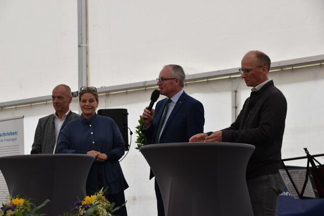 Bgm. Andreas Ramharter, Sektionschefin Monika Mörth, LH-Stellvertreter Stephan Pernkopf mit Peter Bichler. | Foto: Preineder