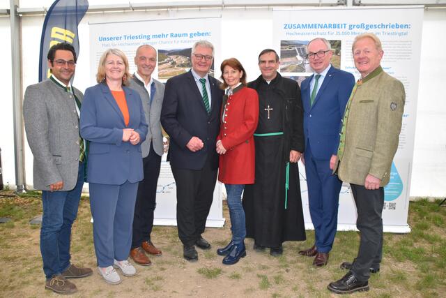 Bgm. Daniel Pongratz, LAbg. Karin Scheele, Bgm. Andreas Ramharter, LAbg. Christoph Kainz, Bezirkshauptfrau Verena Sonnleitner, Pater Raphael Peterle, LH-Stellvertreter Stephan Pernkopf und LAbg. Peter Gerstner. | Foto: Preineder