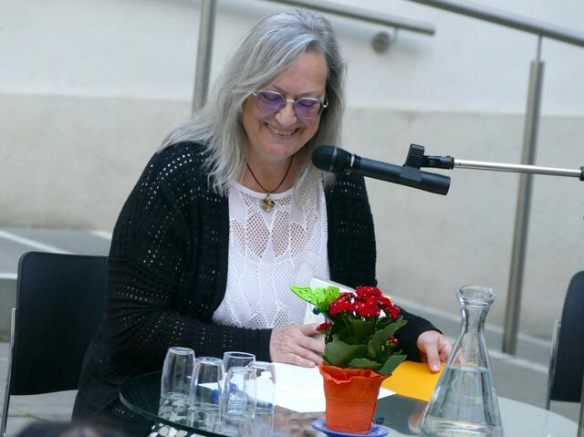 Elisabeth M. Jursa trug bei der achten Brunnenlesung aus ihren Werken vor. | Foto: Kircheneck