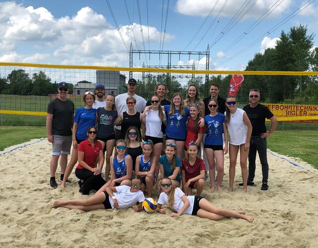 Die engagierten Nachwuchsspielerinnen der Askö Pichling haben mit Unterstützung ihrer Eltern und prominenter Sportgrößen maßgeblich zum Erfolg der Charity Beachchallenge beigetragen. | Foto: Askö Pichling