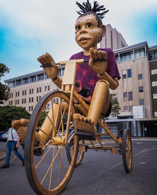 Nana und ihre Freunde laden am 13. Juni im JKU Zirkus des Wissens zu einer interaktiven Reise des Wohlbefindens ein. | Foto: Gys Loubser