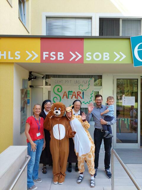 Kinderfest in Erla: Auch Bürgermeister Roman Kosta und sein Sohn statteten den Schülerinnen einen Besuch ab | Foto: Schulen der Marienschwestern Erla