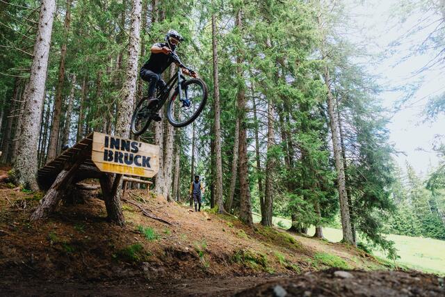 Die Biker nutzten die besten Bedingungen und waren mit Full-Speed talwärts unterwegs. | Foto: Muttereralm