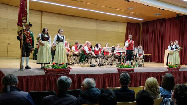 Kapellmeister Reinhard Siegele zeigte sich erfreut über den großen Zuspruch vom Publikum und stimmte mit der Kapelle natürlich noch zwei Zugaben an. | Foto: Leo Jörg