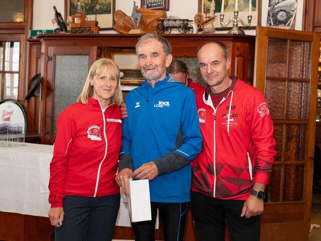 . l.: LG-Vorstandsmitglied Margret Salaba mit M80-Sieger Johann Weber und LG-Obmann Werner Haas. | Foto: kunstbahr