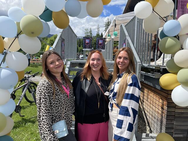 Jugendtreff-Mitarbeiterin Sanne Griep, Landtagsabgeordnete Barbara Thöny, Jugendtreff-Leiterin Denise Dick | Foto: Magdalena Pfeffer