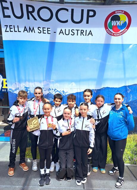 Das Frieways-Team: Hinten: Emil Zadina, Tamara Lehner, Deodat Varga, Cornelius Kargl, Esther Schneeweiß, Sophie Krema, Melanie Trejo
Vorne: Tiara Steindl, Elena Treun, Sophie Strodl | Foto: Frieways Karateklub