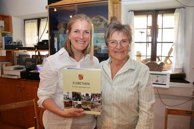 Elsbethen-Chronik: Anna Engl und Kustodin Ingrid Thaler.