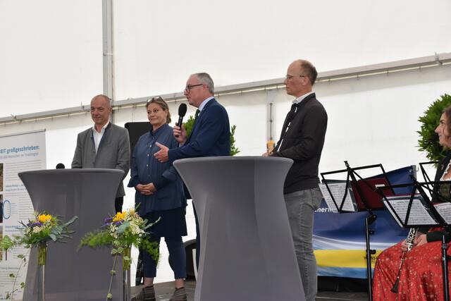 Bgm. Andreas Ramharter, Sektionschefin Monika Mörth und LH-Stellvertreter Stephan Pernkopf mit Peter Bichler. | Foto: Preineder