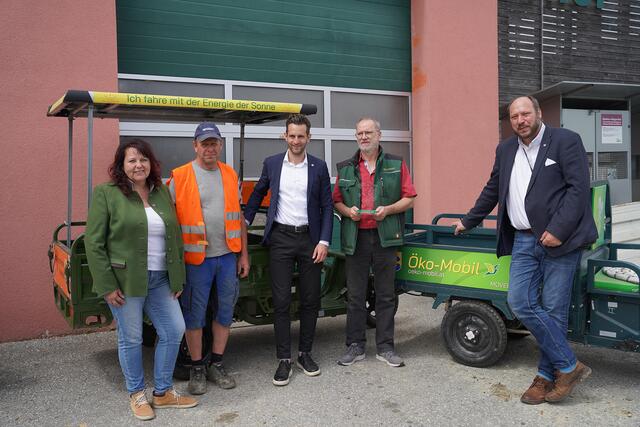 LAbg. Lukas Schnitzer (MItte) und Bgm. Thomas Teubl ehrten die Vertreter der Öko-Mobil-Kaindorf GmbH.  | Foto: STVP