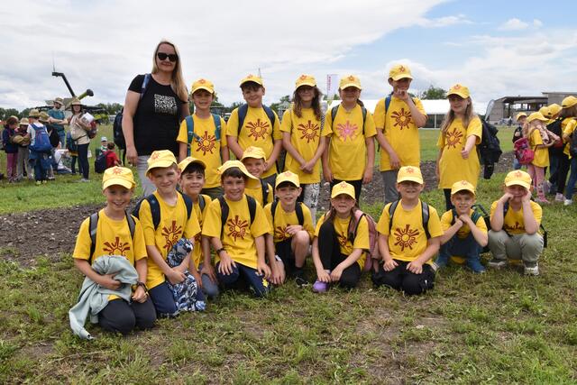 Lehrerin Birgit Gerdenitsch mit den Kindern der 2. Klasse der Volksschule Oggau.  | Foto: Stefan Schneider