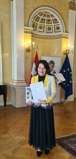Monika Gruber bekam von Martin Polaschek in Wien die Ernennung zur Hofrätin überreicht. | Foto: HAK Voitsberg