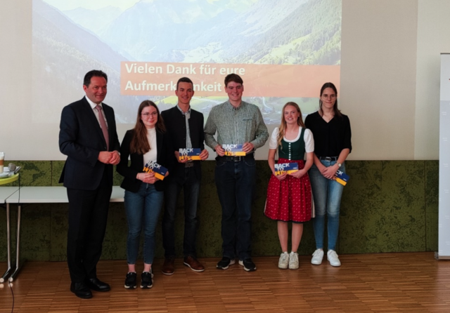 Erfolgreich beim EU-Quiz: Angelika Söllradl (2. von rechts) Sandro Kaukal (3. von rechts) und Michael Kaiser (3. von links) neben Bundesminister Norbert Totschnig (links)
 | Foto: HLBLA St. Florian