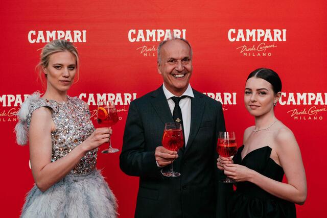 Larissa Marolt, Bar Campari Besitzer Peter Friese und Fanni Schneider bei der Campari Red
Passion Night (v.l.n.r.) | Foto: Ralph Darabos