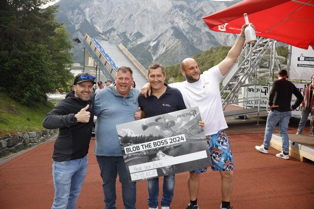 Hervorragender dritter Platz bei Blob the Boss für GF Richard Kratzer (Tiroler Zeltverleih in Telfs) mit seinen Mitarbeitern und Christian Schnöller (l.), GF der AREA 47.  | Foto: AREA 47          
