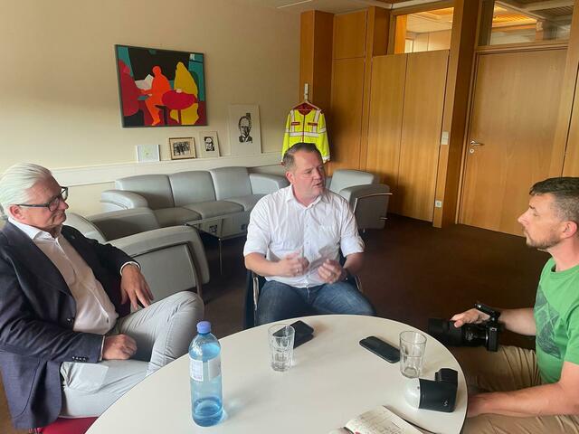 Bgm. Christian Samwald und Stadtvize Peter Spicker im Interview mit BezirksBlätter-Redakteur Thomas Santrucek. | Foto: Hannes Keinrath