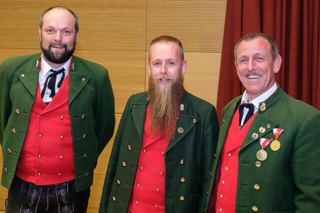 Simon Siegele (mi.) wurde für 20-jährige Mitgliedschaft bei der MK Langesthei geehrt. Obmann Jürgen Zangerl (li.) und Kapellmeister Reinhard Siegele (re.) gratulierten. | Foto: Leo Jörg