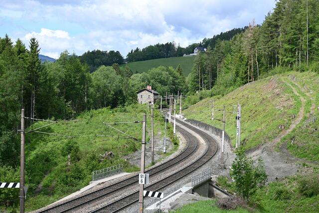 Hier entschied ich mich unter der Bahn auf einer Schotterstraße hinunter zu gehen