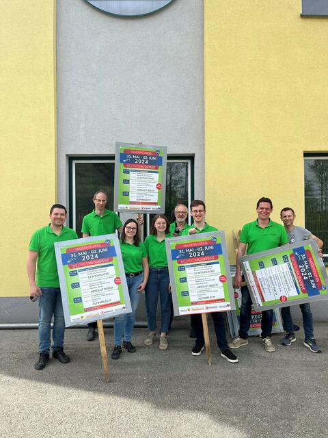 Die Musikerinnen und Musiker beim Plakatieren. | Foto: Musikverein