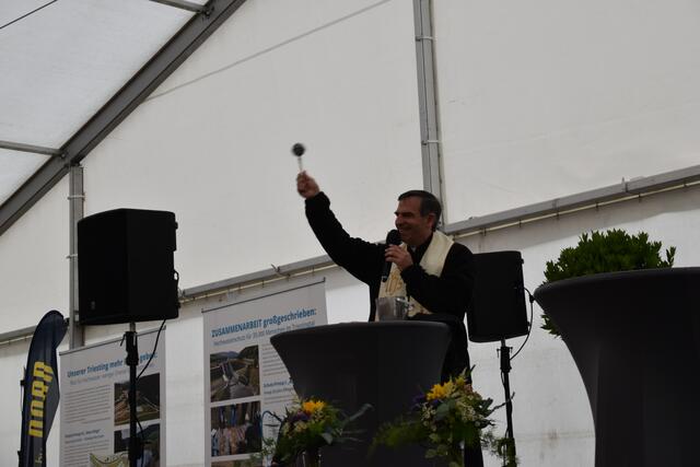 Pater Raphael Peterle segnet das Rückhaltebecken. | Foto: Preineder