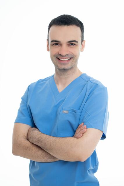 Arnold Bobb ist ein erfahrener Zahnarzt mit Schwerpunkt auf Implantologie und oraler Chirurgie. | Foto: Frank Helmrich