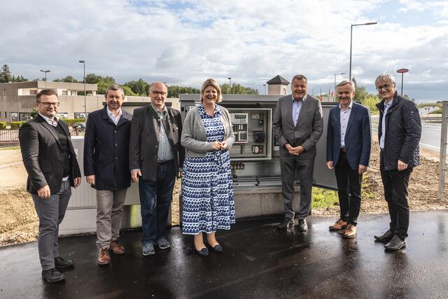 Die Ampel wird auf grün gestellt. V.l.: Der Leiter der Abteilung Brücken- und Tunnelbau, Stefan Dobler, Volker Lenzeder (CIO Fronius International GmbH), Gemeinderat Herbert Roitner, Bezirkshauptfrau Elisabeth Schwetz, Infrastruktur-Landesrat Günther Steinkellner, Bürgermeister Gerhard Huber und der Leiter der Abteilung Straßenneubau und -erhaltung, Christian Dick. | Foto: Land OÖ