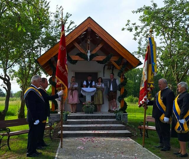 Hannah, Veronika, Josef, Christine, Daniel und Matthias Kohzina sowie die Fahnenträger Erich Wallisch und Horst Höfner und auch Johann und Maria Lehner. 
 | Foto: Weinviertler Jägerrunde 