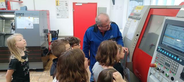 Sehr interessiert hörten sie den Erklärungen zu. | Foto: HTL Hollabrunn