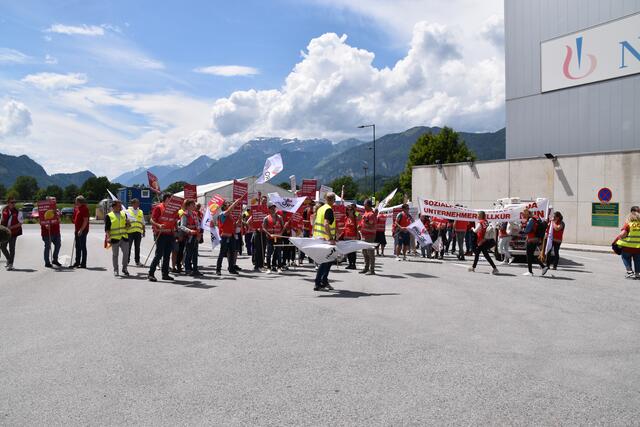 Rund 100 kamen zur Protestveranstaltung.  | Foto: Barbara Fluckinger