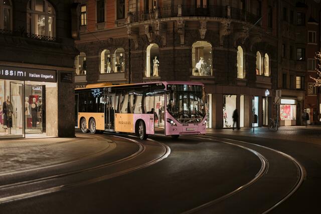 Selbst zu späterer Stunde steht das öffentliche Verkehrsnetz in Innsbruck und den umliegenden Orten zuverlässig zur Verfügung. | Foto:  VVT / Jenny Haimerl