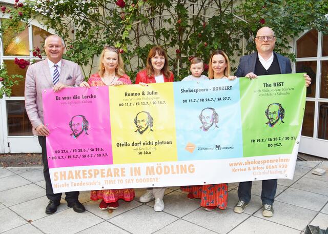 Bild: Hans Stefan Hintner, Nicole Fendesack, Silvia Drechsler, Samantha Steppan und Stephan Schimanowa (von links) freuen sich auf die letzte Saison von Shakespeare in Mödling im Konzerthof der Stadtgemeinde.
| Foto: Bernhard Garaus