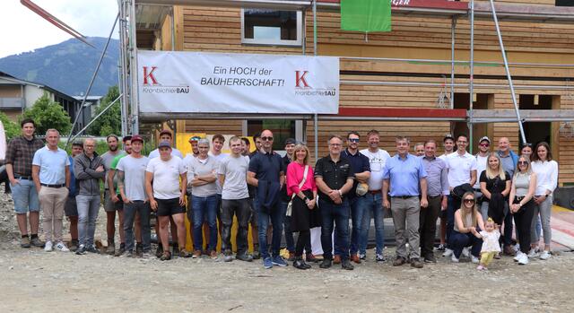 Die Projektbeteiligten sowie die ersten MieterInnen versammelten sich im Rahmen der Firstfeier. | Foto: Lea Mayr 