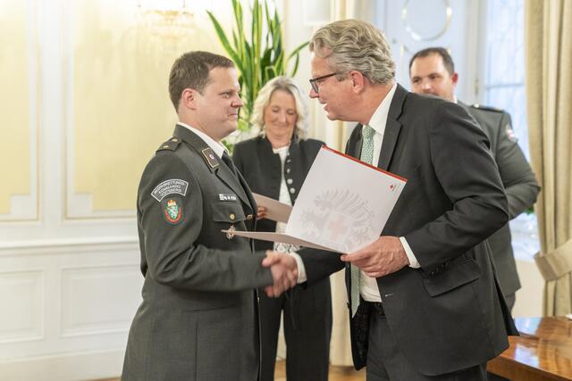 Hans-Georg Schwarzl, hier mit LH Christopher Drexler, ist auch neuer Einsatzoffizier in Voitsberg. | Foto: Land Steiermark/Binder