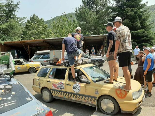 Mit teils abenteuerlichen Gefährten gehen die Rallye-Teilnehmer auf die Strecke. | Foto: ORA International