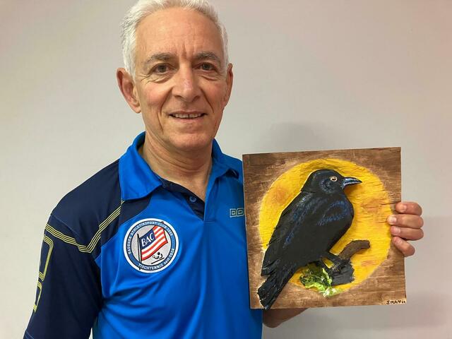 Sinans erste Auftragsarbeit - ein Rabe als Geschenk für eine 91-jährige Raben-Verehrerin.  | Foto: privat