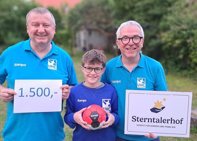 Manager Gerhard Gedinger bzw Oskar und Christian Fürst freuten sich über den beachtlichen Betrag. | Foto: UHC Hollabrunn