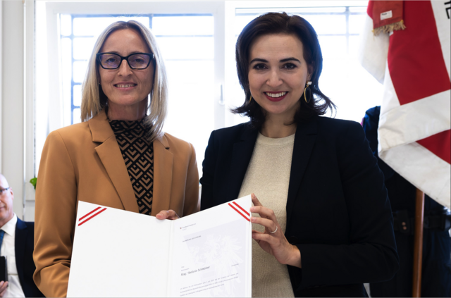Bundesministerin Alma Zadić gratulierte Stefanie Schmölzer (l.) zum offiziellen Amtsantritt. | Foto: BKA/Wilde