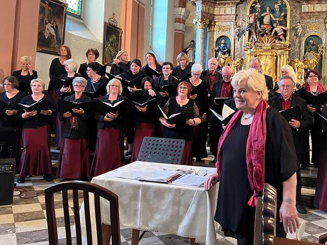 Leiterin Gerlinde Hörmann und der Chor "pro musica", der Konzerte in Voitsberg und Mooskirchen abhielt. | Foto: Wutte